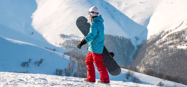 Genç kadın snowboard — Stok fotoğraf