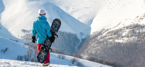 Snowboarder menina de pé com snowboard , — Fotografia de Stock