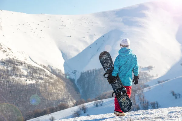 Snowboarder κορίτσι στέκεται με snowboard, — Φωτογραφία Αρχείου