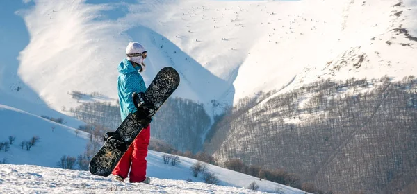 Snowboarder menina de pé com snowboard , — Fotografia de Stock