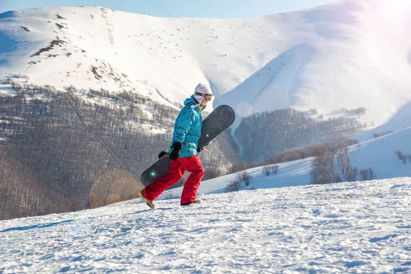 Mladá žena s snowboardu — Stock fotografie