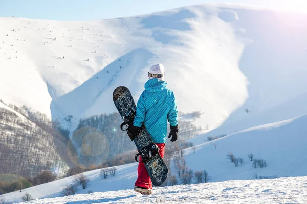 Snowboard kız snowboard ile ayakta, — Stok fotoğraf