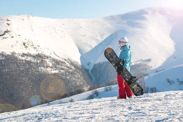 Snowboard kız snowboard ile ayakta, — Stok fotoğraf