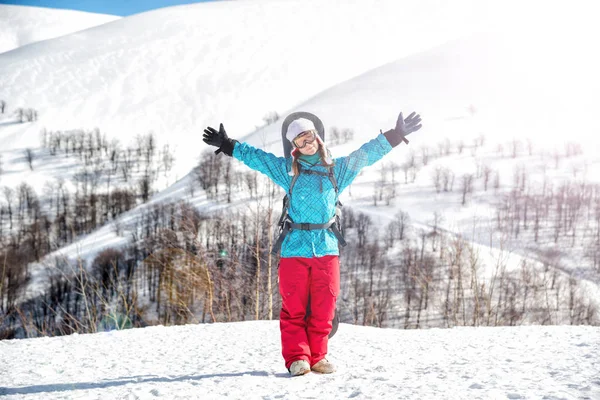 スノーボードと立っているスノーボーダーの女の子, — ストック写真