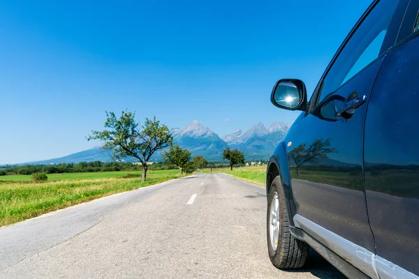 Car for traveling with a roof rack on a mountain road — Stock Photo, Image