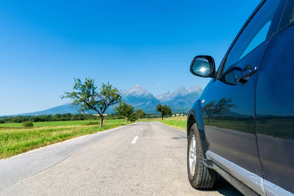 Carro para viajar com um rack de telhado em uma estrada de montanha — Fotografia de Stock