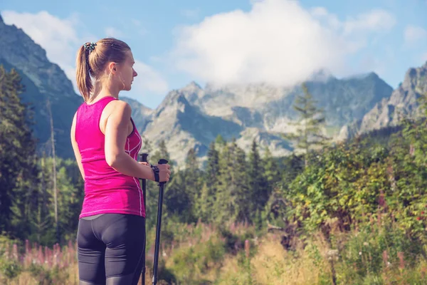 Young woman hiking in the mountains — Stock Photo, Image