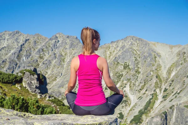 Jovem mulher meditar no topo da montanha — Fotografia de Stock