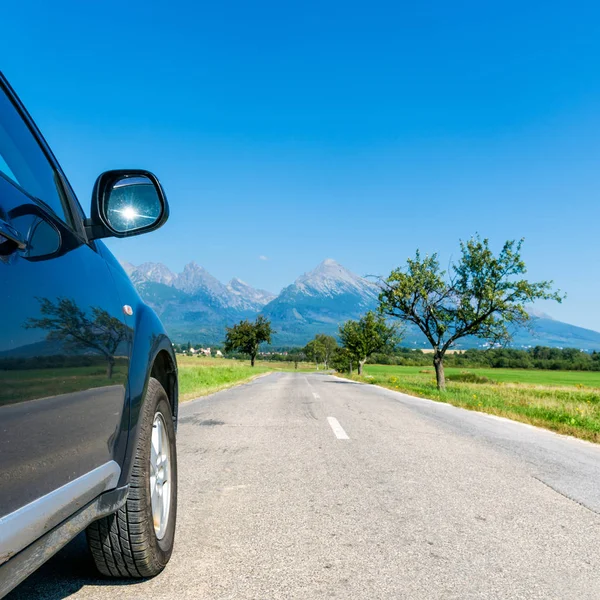 Car for traveling with a roof rack on a mountain road — Stock Photo, Image