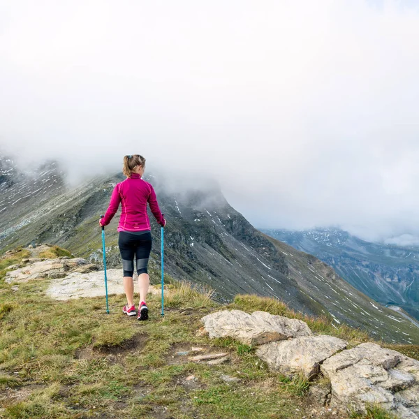 Dağlarda yürüyüş yapan genç bir kadın. — Stok fotoğraf