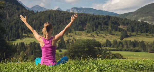 Genç kadın meditasyon dağın zirvesinde — Stok fotoğraf