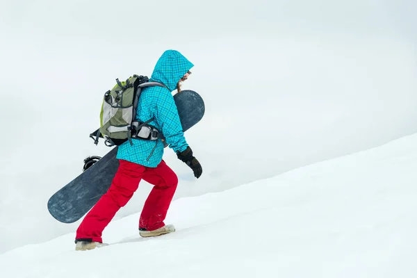 Junge Frau auf dem Snowboard — Stockfoto