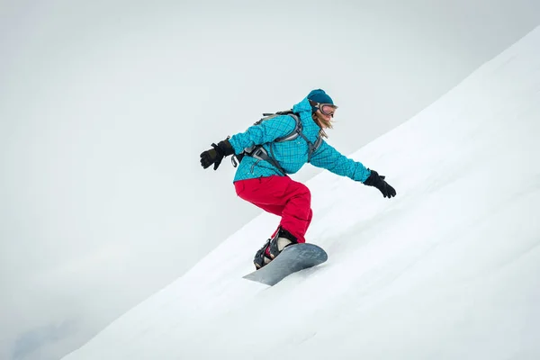 Mujer joven en el snowboard — Foto de Stock