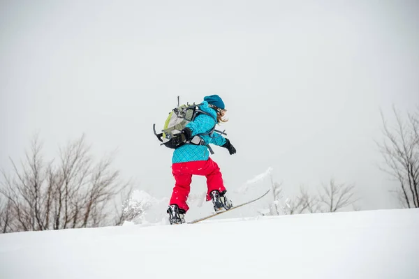 Mujer joven en el snowboard —  Fotos de Stock