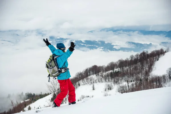 Genç kadın snowboard üzerinde — Stok fotoğraf