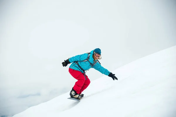 Giovane donna sullo snowboard — Foto Stock