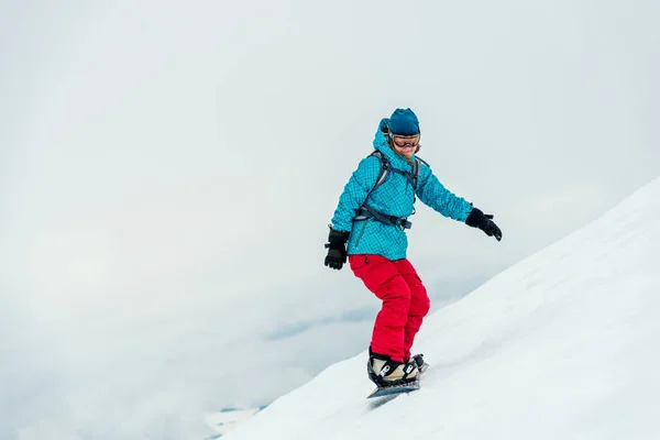 Genç kadın snowboard üzerinde — Stok fotoğraf