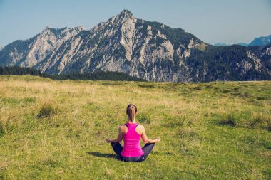 Kadın meditasyon dağlar