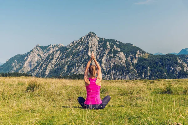 Vrouw mediteren op de bergen — Stockfoto