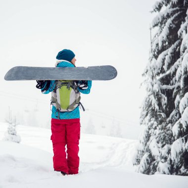 snowboard kız snowboard ile ayakta,