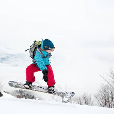 Genç kadın snowboard üzerinde