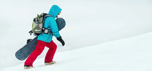 Genç kadın snowboard üzerinde — Stok fotoğraf