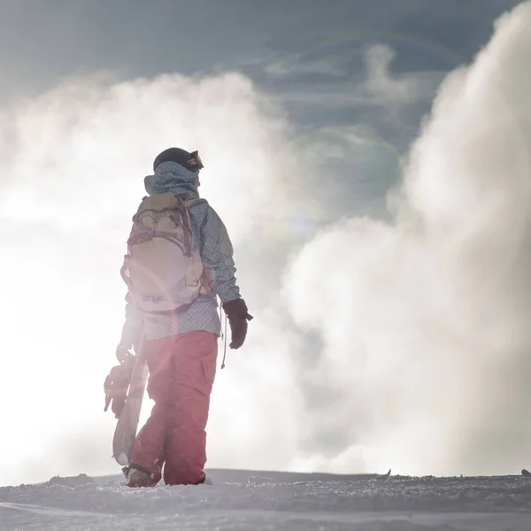 Snowboarder chica de pie con snowboard , — Foto de Stock