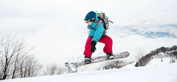 Giovane donna sullo snowboard — Foto Stock