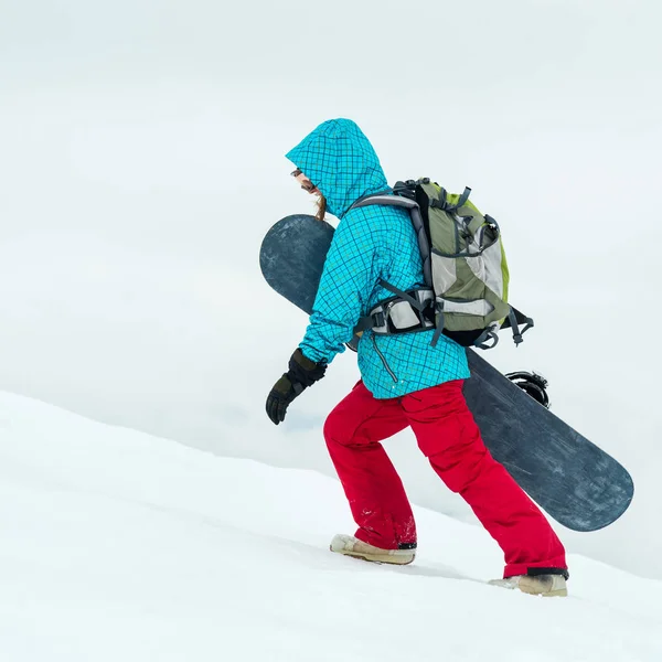 Genç kadın snowboard üzerinde — Stok fotoğraf