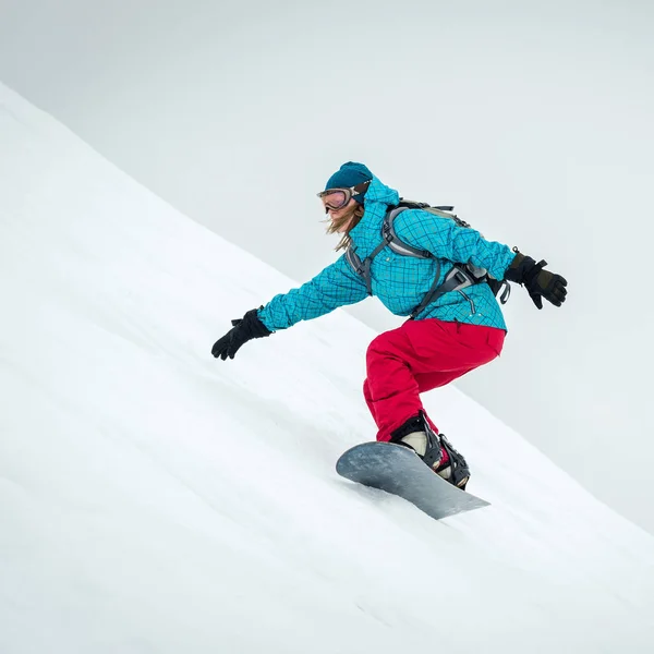 Mujer joven en el snowboard — Foto de Stock