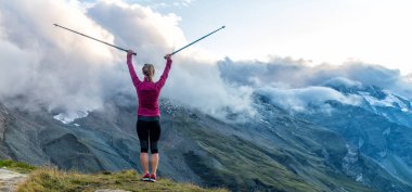 Dağların üstünde genç kadın