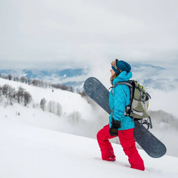 Mujer joven en el snowboard — Foto de Stock