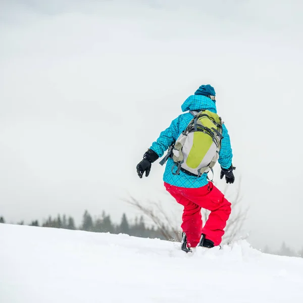 Mujer joven en el snowboard — Foto de Stock