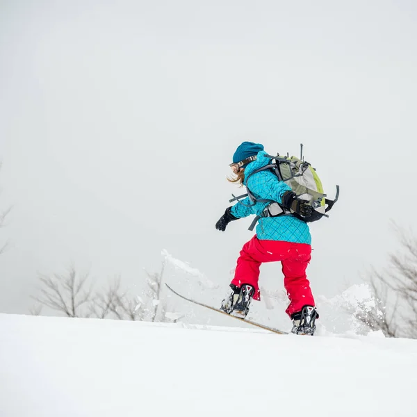 Genç kadın snowboard üzerinde — Stok fotoğraf