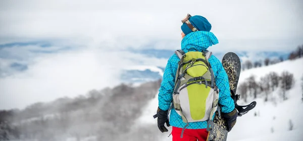 Snowboarder chica de pie con snowboard , —  Fotos de Stock