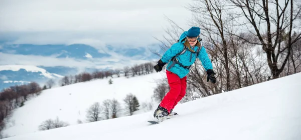 Junge Frau auf dem Snowboard — Stockfoto