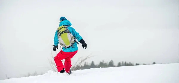 Молодая женщина на сноуборде — стоковое фото
