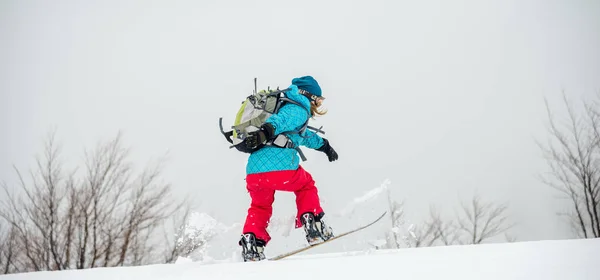 Jeune femme sur le snowboard — Photo