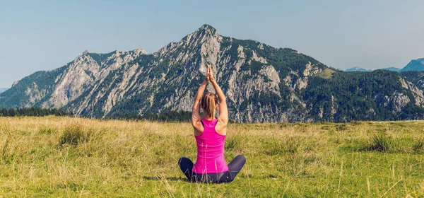 Meditare donna in montagna — Foto Stock