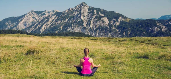 Kadın meditasyon dağlar — Stok fotoğraf