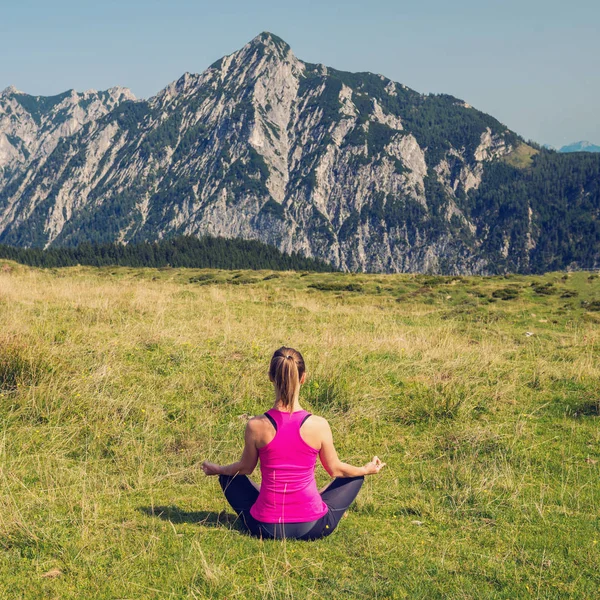 Kvinnan meditera på bergen — Stockfoto