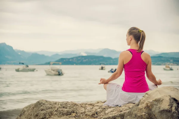 Gölde meditasyon kadın — Stok fotoğraf