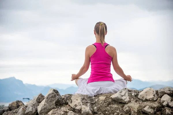 Mulher meditando no lago — Fotografia de Stock