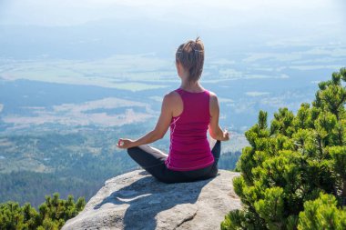 genç kadın meditasyon dağın zirvesinde