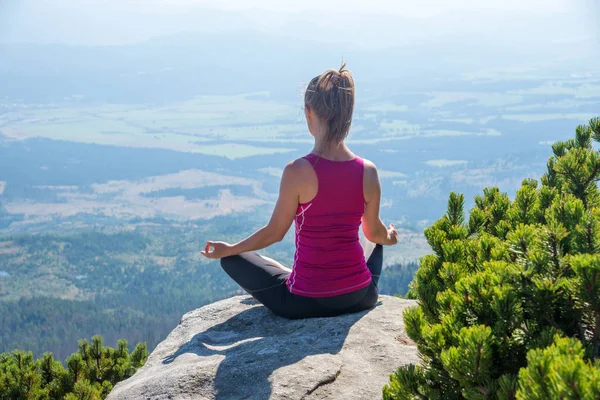 Young woman meditate on top of the mountain — Stock Photo, Image