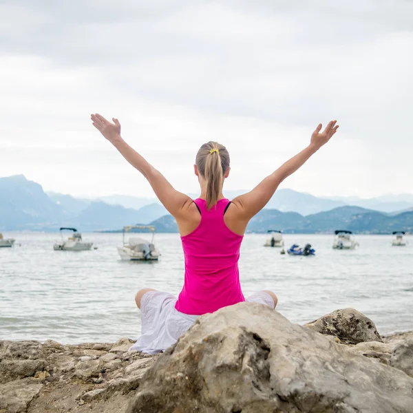 Woman meditating at the lake — Stock Photo, Image