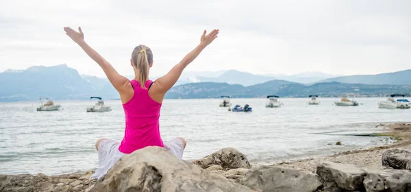 Vrouw mediteren op het meer — Stockfoto
