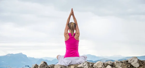 Mujer meditando en el lago — Foto de Stock