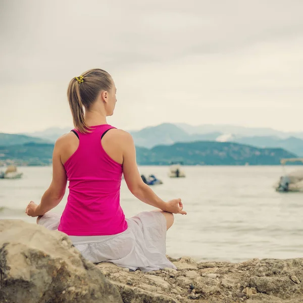 Mujer meditando en el lago — Foto de Stock