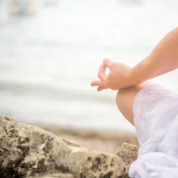 Frau meditiert am See — Stockfoto